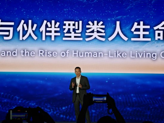 直击WAIC丨荣耀CEO李健：智能体操作系统将拥有基础生命特征、认知记忆系统、自我意识和灵魂
